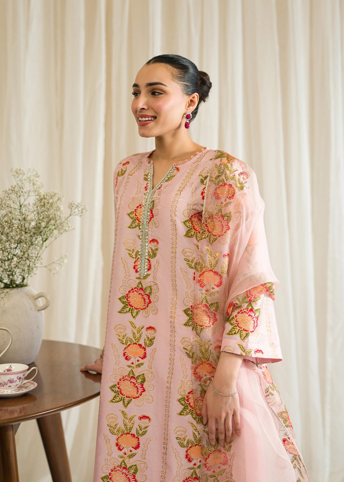 sanem pink dress Sanem y Can: La Fiesta del Ao en el Drama Turco
